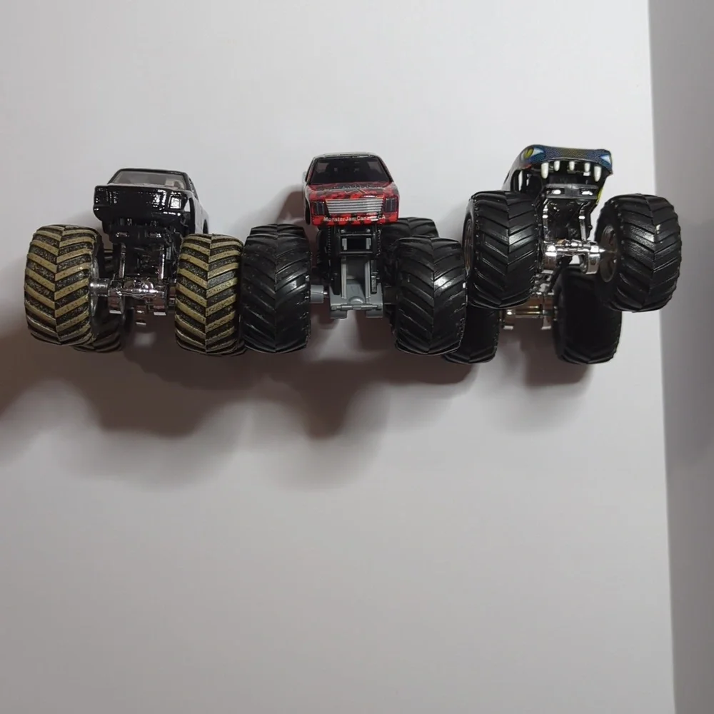 Hot Wheels Monster Jam Monster Trucks Metal Mulisha Reptoid Northern Exposure 64